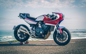Большой мотоцикл Honda CB1000R Dirt Endurance 2019 года у воды