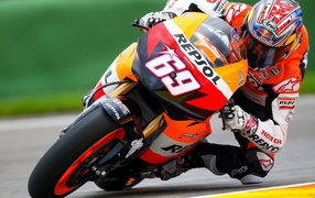 Мотоциклист на мотоцикле Honda MotoGP 2019 года на гоночной трассе
