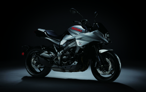 Мотоцикл Suzuki Katana 2020 года на сером фоне