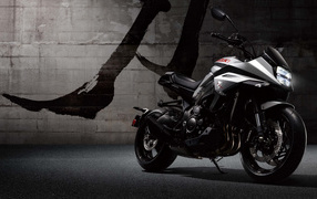 Черный стильный мотоцикл Suzuki Katana, 2020