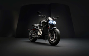Мотоцикл Triumph Rocket 3 TFC,  2019 года с включенными фарами
