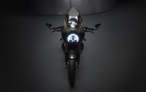 Мотоцикл Триумф Thruxton TFC  2019 года на сером фоне