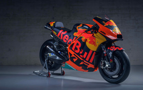 Мотоцикл KTM MotoGP, 2019 года на сером фоне