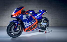 Спортивный мотоцикл KTM MotoGP, 2019 года на сером фоне