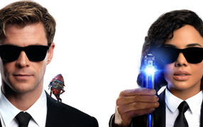 Главные герои фильма Люди в чёрном: Интернэшнл на белом фоне