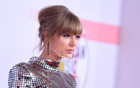 Красивая девушка в ярком наряде, певица Тейлор Свифт