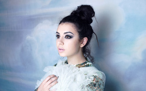 Красивая молодая девушка исполнительница Charli XCX 