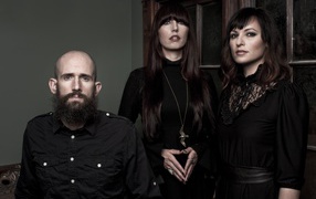 Участники музыкальной группы Ides Of Gemini в черных нарядах