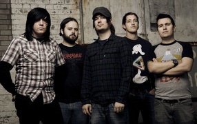 Музыкальная группа Funeral for a Friend стоят у старой стены