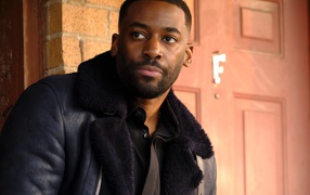 Музыкант Эшли Томас в черной куртке