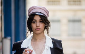 Певица Камила Кабельо в кепке