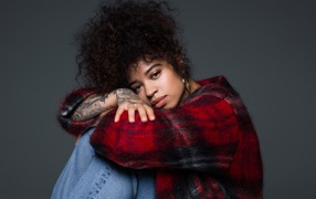 Певица Элла Май на сером фоне