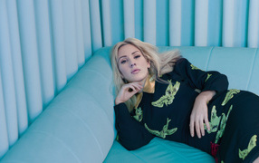 Певица Элли Голдинг лежит на голубом диване