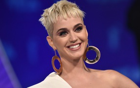 Улыбающаяся короткостриженная блондинка, певица Кэти Перри