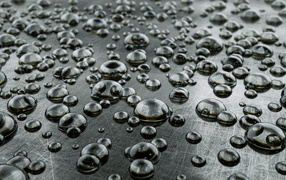 Много капель на серой железной поверхности 