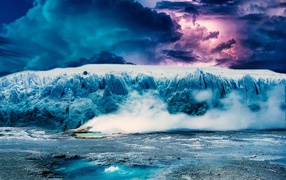 Большой голубой айсберг под грозовым небом