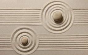 Японский сад камней на белом песке