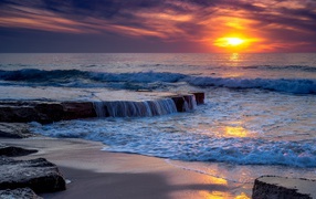 Бушующие волны океана на закате 