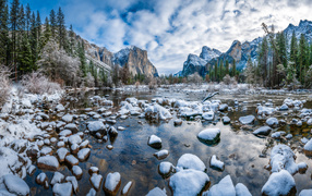 Река с покрытыми снегом камнями, Йосемитский Национальный Парк,  Калифорния. США