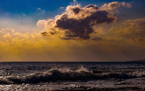 Белое облако в небе над морем