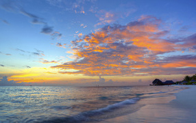 Красивый закат в небе на берегу тропического пляжа