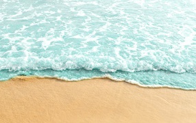 Голубая волна на теплом желтом песке летом