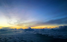 Белые низкие облака под голубым небом на рассвете