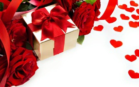 Подарок с красным бантом на белом фоне с красными розами и сердечками
