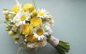 Красивый букет цветов на сером фоне