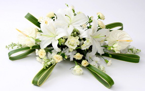 Букет с белыми розами, каллами, гвоздиками  и лилиями 