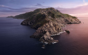 Гора в море под красивым небом, Исландия