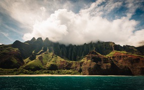 Белые облака окутывают вершину горы у озера