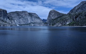 Спокойная вода в озере среди камней 