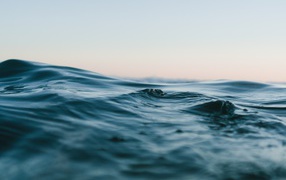 Маленькие волны в море 
