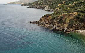 Голубая морская вода у скалистых берегов