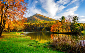 Красивый осенний горный пейзаж под голубым небом