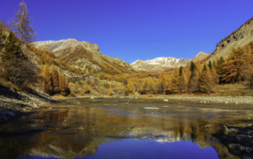 Красивая осенняя природа в горах у воды
