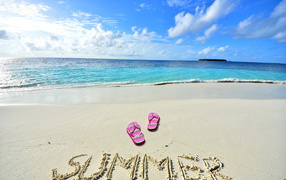 Голубая вода в море с белым песком и надписью лето