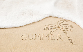 The inscription on the English summer on the white sand with foam
