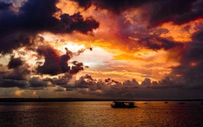 Черные облака в небе на закате над морем