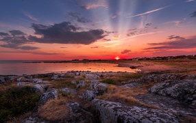 Лучи солнца на закате в небе над морем
