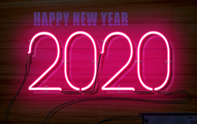 Надпись 2020 на деревянном фоне