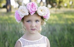 Красивая девочка с венком из цветов на голове