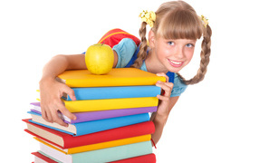 Девочка школьница с книгами и яблоком на белом фоне