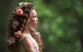 Девочка с красивыми длинными волосами с цветами