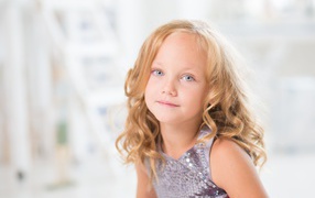 Маленькая голубоглазая девочка со светлыми волосами