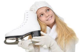 Маленькая девочка блондинка с коньком в руках на белом фоне