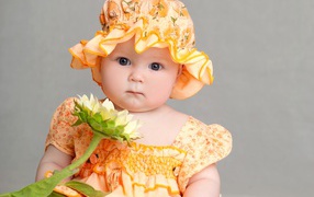 Маленькая девочка в красивом наряде с цветком