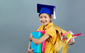 Умный мальчик школьник с рюкзаком  и учебниками