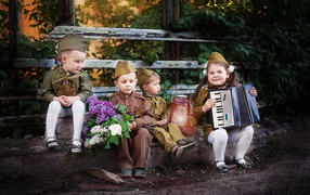 Маленькие дети в военной форме на 9 мая 